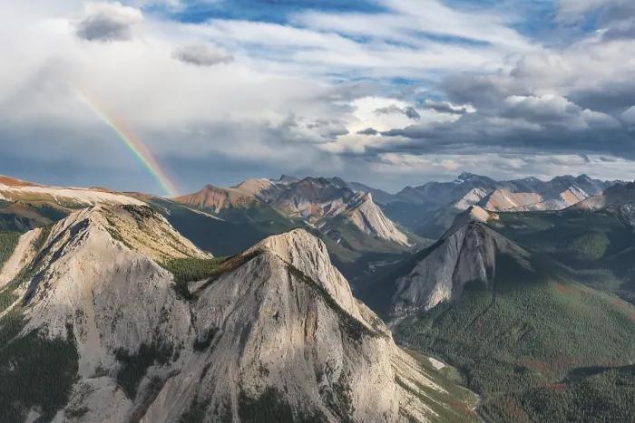 Gerahmter Druck : Panoramablick auf Berglandschaft mit Regenbogen. Gerahmter Druck : Panoramablick auf Berglandschaft mit Regenbogen.