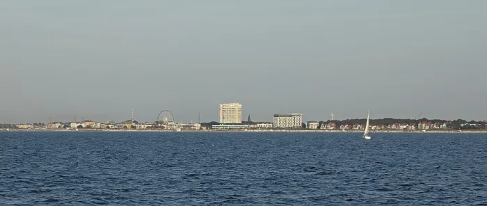 Gerahmter Druck : Panoramaansicht der Küstenlinie, Ostsee, Warnemünde, Rostock, Mecklenburg-Vorpommern, Deutschland Gerahmter Druck : Panoramaansicht der Küstenlinie, Ostsee, Warnemünde, Rostock, Mecklenburg-Vorpommern, Deutschland