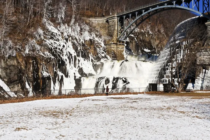 Gerahmter Druck : Panoramablick auf die Wasserfallkaskade am Stausee im Winter. Gerahmter Druck : Panoramablick auf die Wasserfallkaskade am Stausee im Winter.