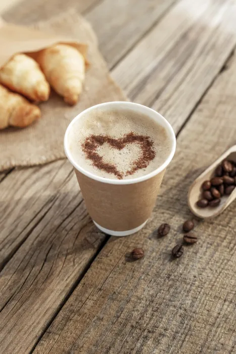 Gerahmter Druck : Kaffeebecher aus Papier mit Herzform. Gerahmter Druck : Kaffeebecher aus Papier mit Herzform.