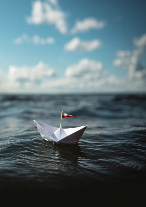 Gerahmter Druck : Papierboot auf den Wellen Gerahmter Druck : Papierboot auf den Wellen