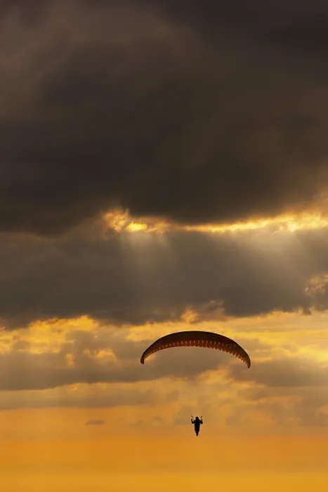 Gerahmter Druck : Paraglider vor dem Abendhimmel. Gerahmter Druck : Paraglider vor dem Abendhimmel.