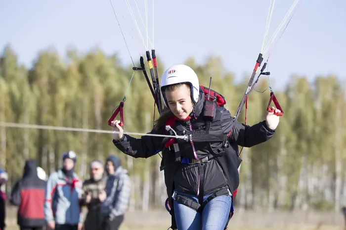 Gerahmter Druck : Der Paraglider landete nach der Flug. Gerahmter Druck : Der Paraglider landete nach der Flug.