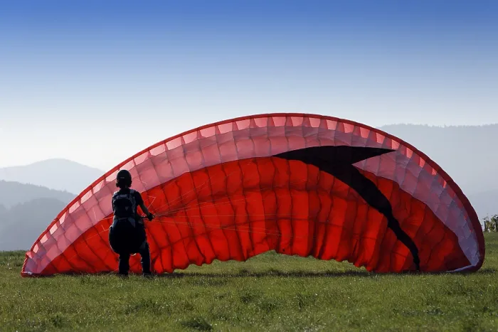 Gerahmter Druck : Paraglider prüft auf einem Wiesen. Gerahmter Druck : Paraglider prüft auf einem Wiesen.