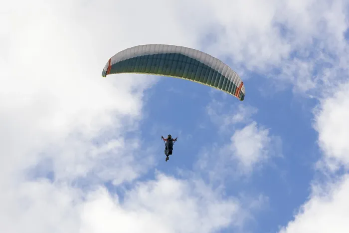 Gerahmter Druck : Segelflugzeug in der Luft vor Wolken. Gerahmter Druck : Segelflugzeug in der Luft vor Wolken.