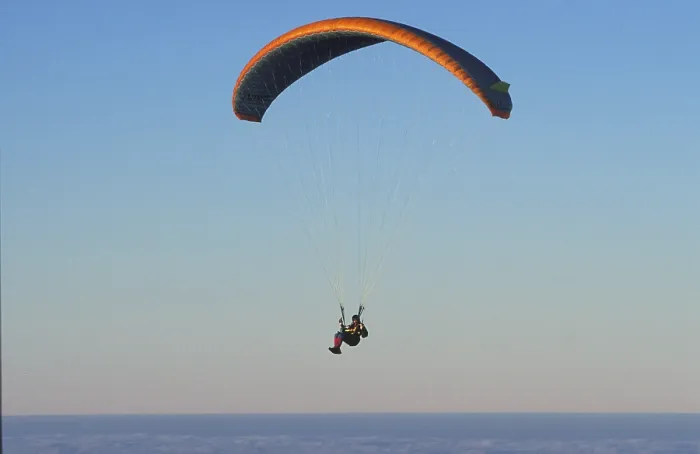 Gerahmter Druck : Paragliding über den Wolken. Gerahmter Druck : Paragliding über den Wolken.