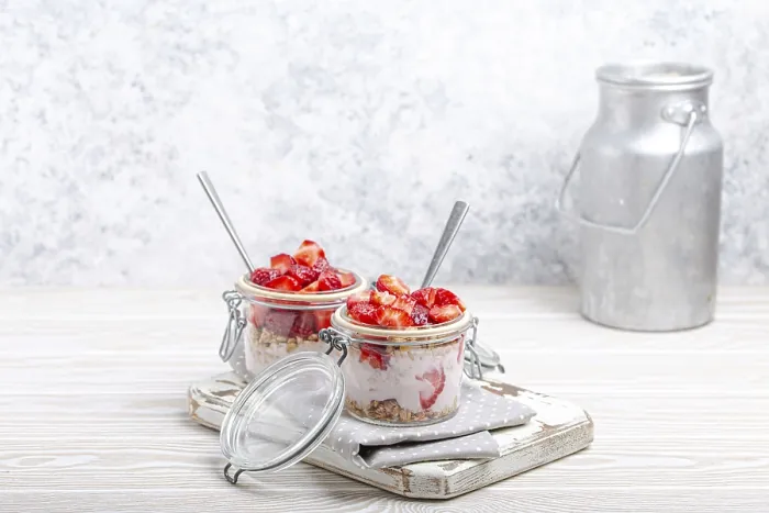 Gerahmter Druck : Parfait mit Erdbeeren