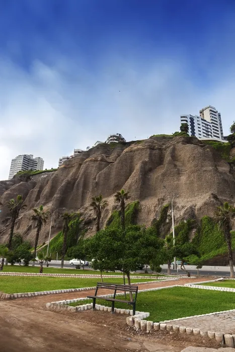 Gerahmter Druck : Parkieren Sie vor den Klippen in Lima, Peru. Gerahmter Druck : Parkieren Sie vor den Klippen in Lima, Peru.
