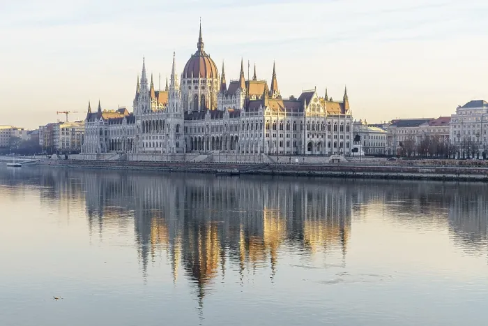 Gerahmter Druck : Das Parlament spiegelt sich im Donau.