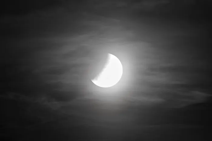 Gerahmter Druck : Teilweiser Mondfinsternis am 16.07.2019 in Stuttgart, Baden-Württemberg, Deutschland Gerahmter Druck : Teilweiser Mondfinsternis am 16.07.2019 in Stuttgart, Baden-Württemberg, Deutschland