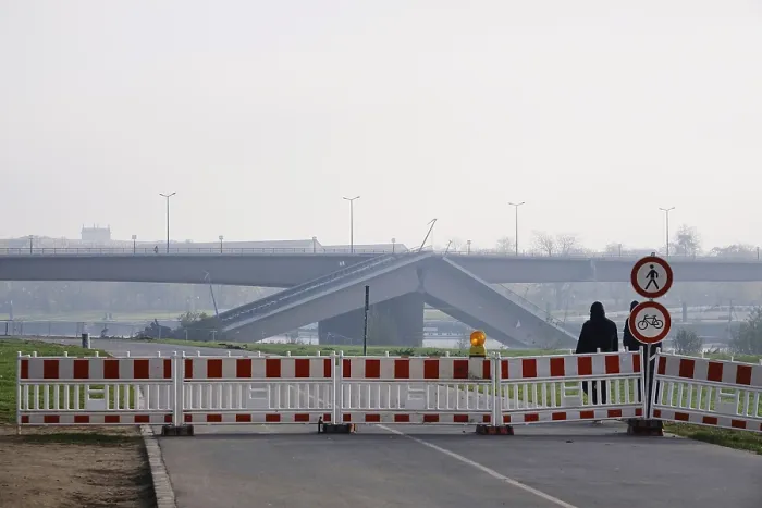Gerahmter Druck : Teilweise eingestürzte Carola-Brücke. Gerahmter Druck : Teilweise eingestürzte Carola-Brücke.