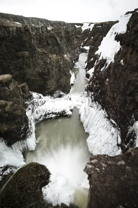 Gerahmter Druck : Teilweise eisiger Wasserfall in einer Schlucht. Gerahmter Druck : Teilweise eisiger Wasserfall in einer Schlucht.