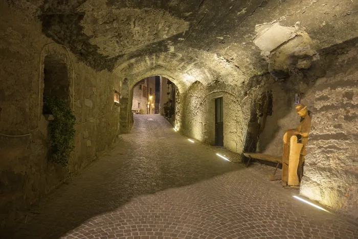 Gerahmter Druck : Passage im historischen Zentrum. Gerahmter Druck : Passage im historischen Zentrum.