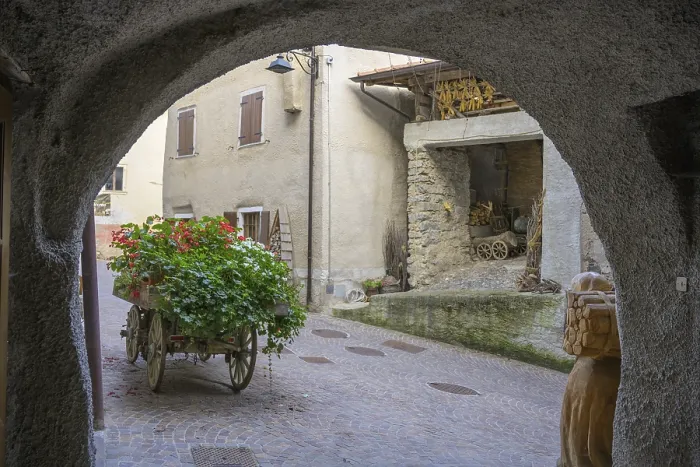 Gerahmter Druck : Passage im historischen Zentrum. Gerahmter Druck : Passage im historischen Zentrum.