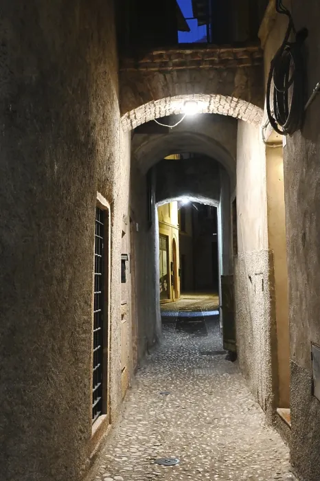 Gerahmter Druck : Passage in Malcesine, am Abend. Gerahmter Druck : Passage in Malcesine, am Abend.