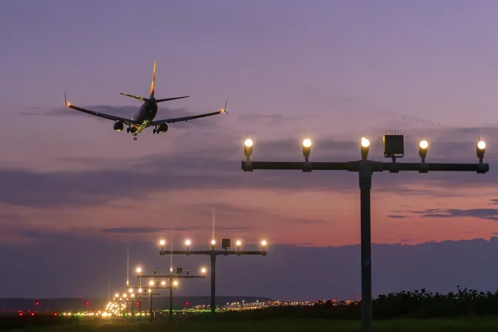 Gerahmter Druck : Passagierflugzeug nähert sich. Gerahmter Druck : Passagierflugzeug nähert sich.