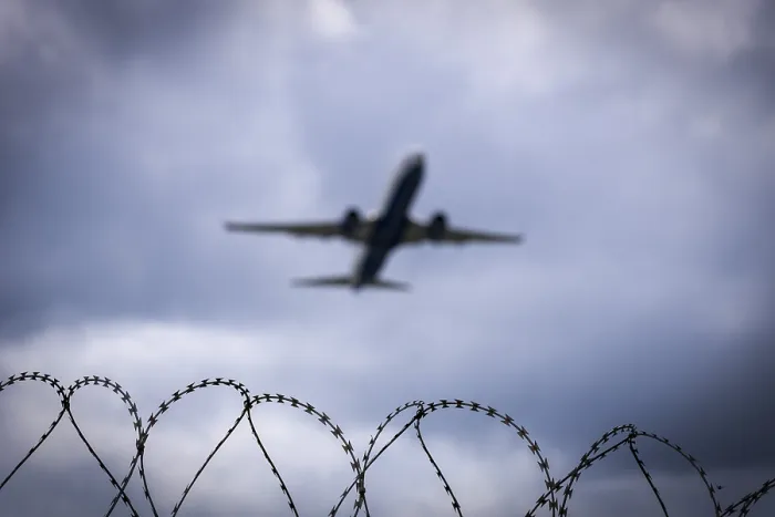 Gerahmter Druck : Passagierflugzeug nach dem Start. Gerahmter Druck : Passagierflugzeug nach dem Start.