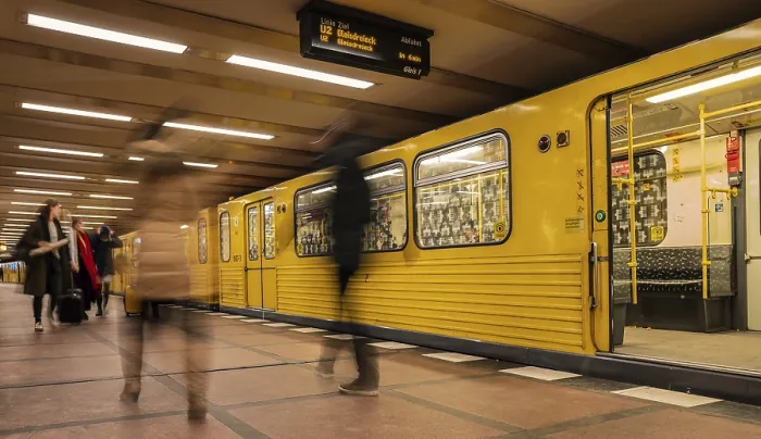 Gerahmter Druck : Reisende im Berliner U-Bahn Gerahmter Druck : Reisende im Berliner U-Bahn