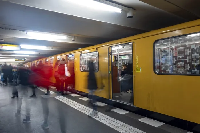 Gerahmter Druck : Reisende im Berliner U-Bahn Gerahmter Druck : Reisende im Berliner U-Bahn