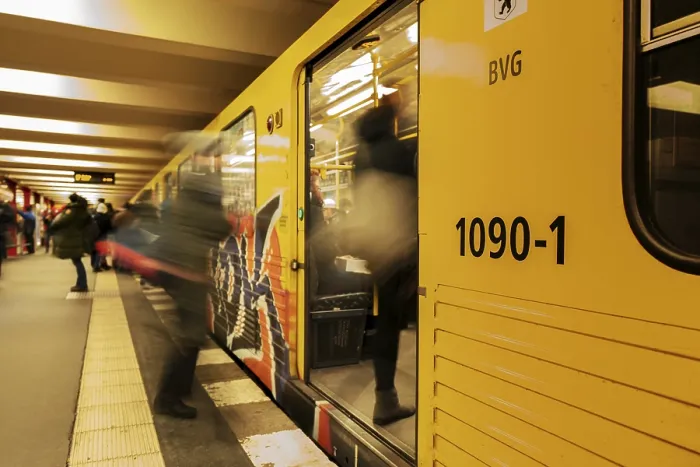 Gerahmter Druck : Reisende in der Berliner U-Bahn Gerahmter Druck : Reisende in der Berliner U-Bahn