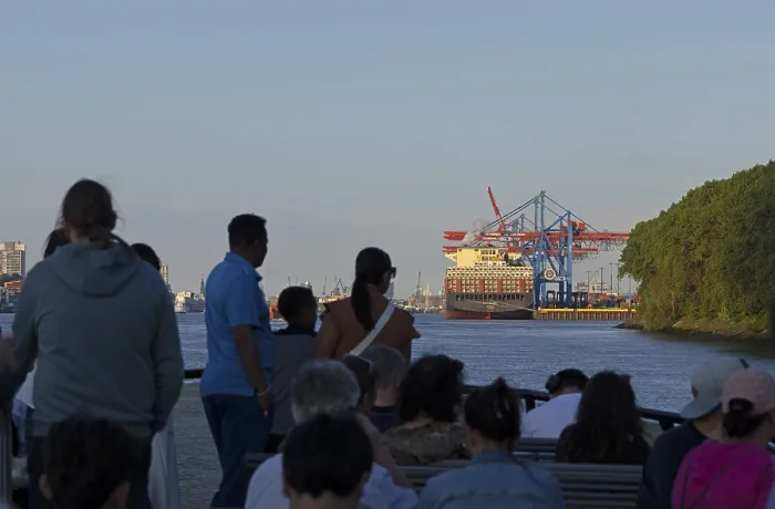 Gerahmter Druck : Reisende, Elbfähre, Containerschiff. Gerahmter Druck : Reisende, Elbfähre, Containerschiff.