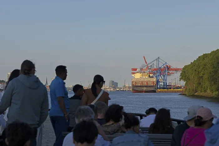 Gerahmter Druck : Reisende, Elbfähre, Containerfrachter. Gerahmter Druck : Reisende, Elbfähre, Containerfrachter.