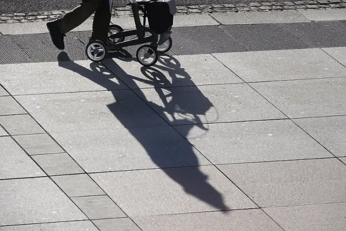 Gerahmter Druck : Spaziergänger mit Rollator, Schatten.