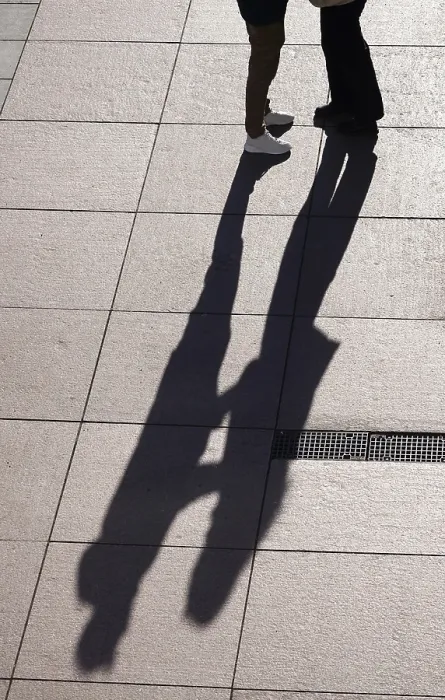 Gerahmter Druck : Spaziergänger mit Schatten, Liebende. Gerahmter Druck : Spaziergänger mit Schatten, Liebende.