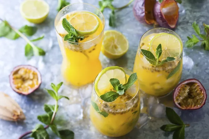 Gerahmter Druck : Lebensbaumfrucht-Limonade mit Zitrone und Minze. Gerahmter Druck : Lebensbaumfrucht-Limonade mit Zitrone und Minze.