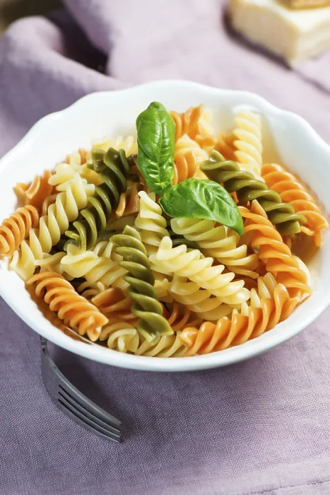 Gerahmter Druck : Pasta und Basilikum in einer Schüssel. Gerahmter Druck : Pasta und Basilikum in einer Schüssel.
