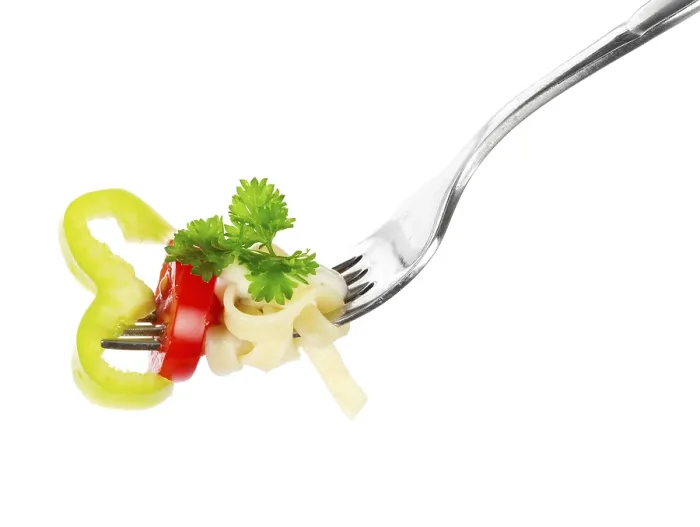 Gerahmter Druck : Pasta auf einer Gabel über weißem Hintergrund. Gerahmter Druck : Pasta auf einer Gabel über weißem Hintergrund.