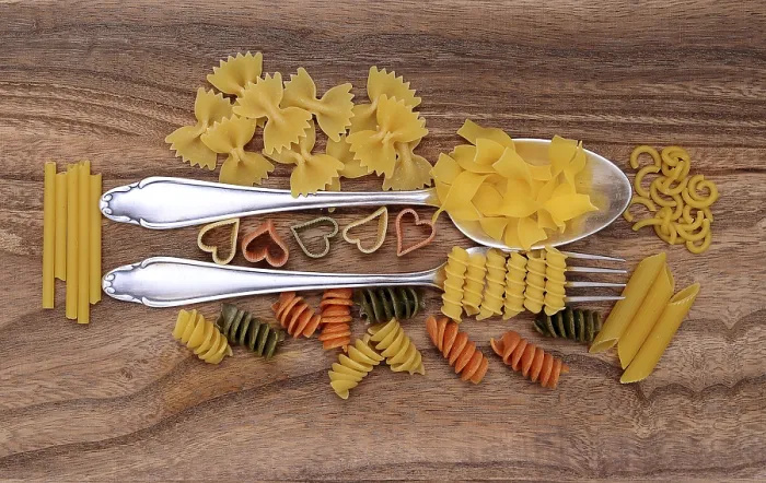 Gerahmter Druck : Pasta, verschiedene Arten von Pasta mit Besteck