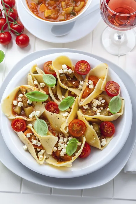 Gerahmter Druck : Pasta mit Gemüse-Stew mit Mozzarella und Basilikum. Gerahmter Druck : Pasta mit Gemüse-Stew mit Mozzarella und Basilikum.
