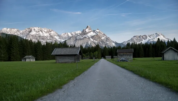 Gerahmter Druck : Weg und Wiese mit Heuställen. Gerahmter Druck : Weg und Wiese mit Heuställen.