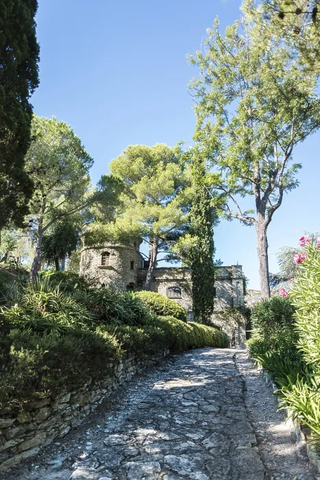 Gerahmter Druck : Der Weg zu einem kleinen Schloss, Saint-Florent.