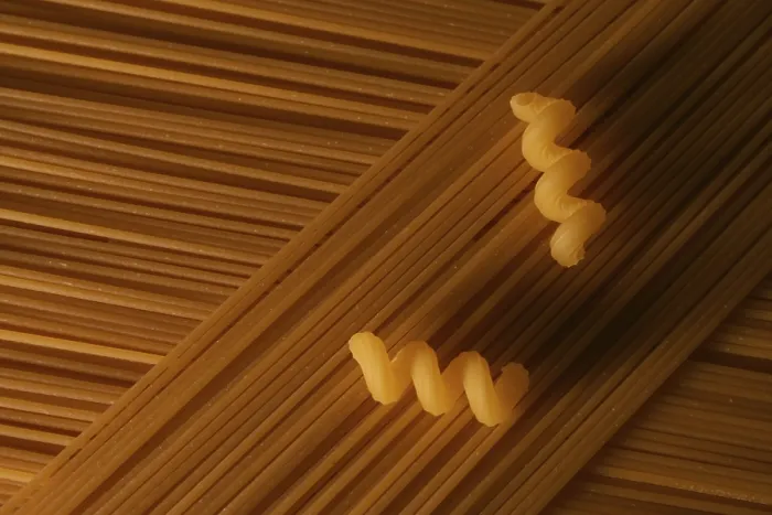 Gerahmter Druck : Gepunktete Pasta aus Spaghetti und Spirelli. Gerahmter Druck : Gepunktete Pasta aus Spaghetti und Spirelli.