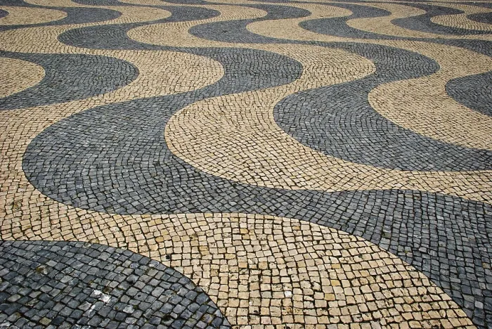 Gerahmter Druck : Gepflasterter Gehweg mit Wellenmuster, Lissabon, Portugal. Gerahmter Druck : Gepflasterter Gehweg mit Wellenmuster, Lissabon, Portugal.