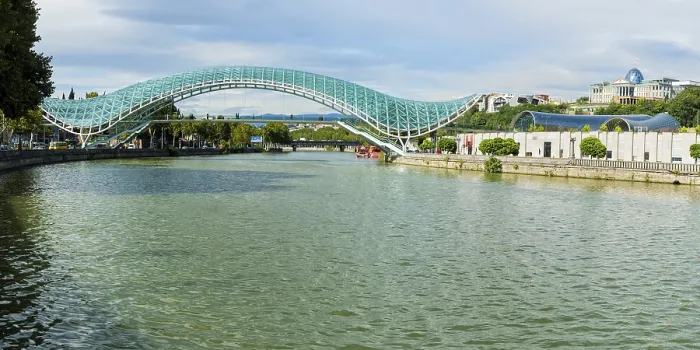 Gerahmter Druck : Friedensbrücke über dem Mtkvari-Fluss. Gerahmter Druck : Friedensbrücke über dem Mtkvari-Fluss.