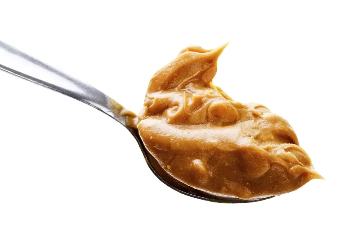 Gerahmter Druck : Peanutbutter auf einer Löffelkelle Gerahmter Druck : Peanutbutter auf einer Löffelkelle