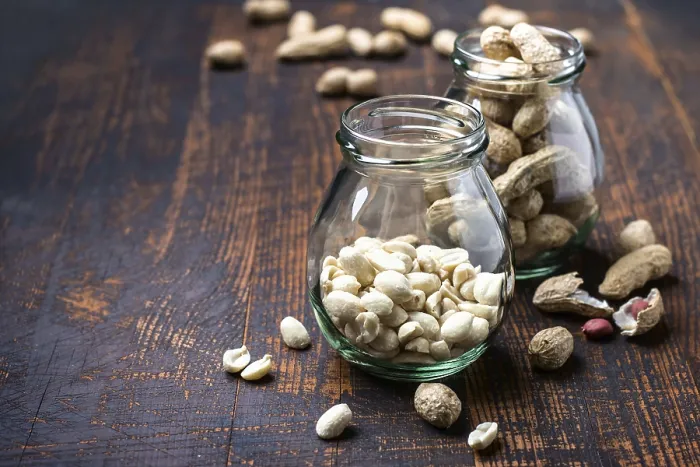 Gerahmter Druck : Peanut-Snack in Glas auf dunklem Hintergrund Gerahmter Druck : Peanut-Snack in Glas auf dunklem Hintergrund