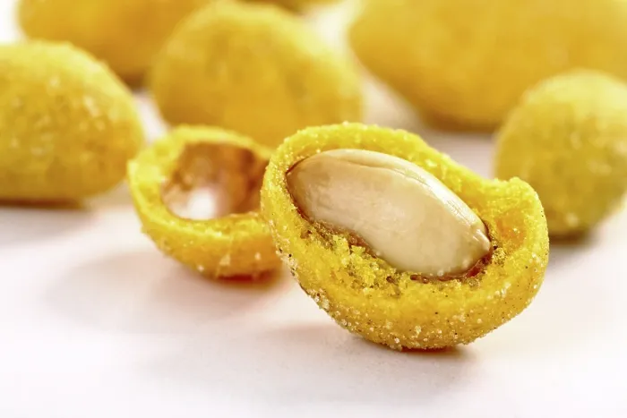 Gerahmter Druck : Erdnüsse in einer Curry-Aromakruste. Gerahmter Druck : Erdnüsse in einer Curry-Aromakruste.
