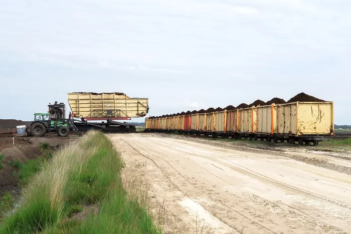 Gerahmter Druck : Torfabbau, Torffahrt wird mit Torf beladen. Gerahmter Druck : Torfabbau, Torffahrt wird mit Torf beladen.