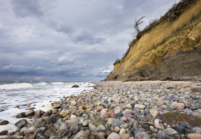 Gerahmter Druck : Steine am Strand, Klippen, Ostsee. Gerahmter Druck : Steine am Strand, Klippen, Ostsee.