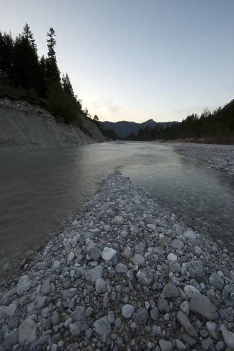 Gerahmter Druck : Kieselsteine in einem Flussbett, Oberer Isar Gerahmter Druck : Kieselsteine in einem Flussbett, Oberer Isar