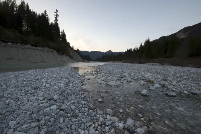 Gerahmter Druck : Kieselsteine in einem Flussbett, Oberer Isar. Gerahmter Druck : Kieselsteine in einem Flussbett, Oberer Isar.