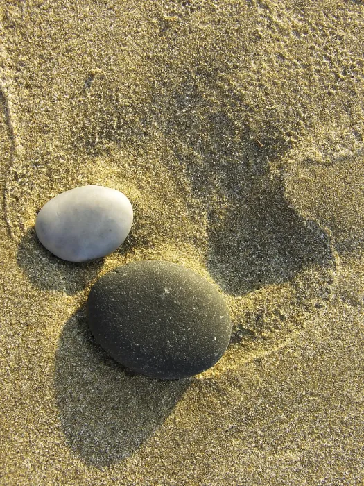 Gerahmter Druck : Kieselsteine im Sand Gerahmter Druck : Kieselsteine im Sand