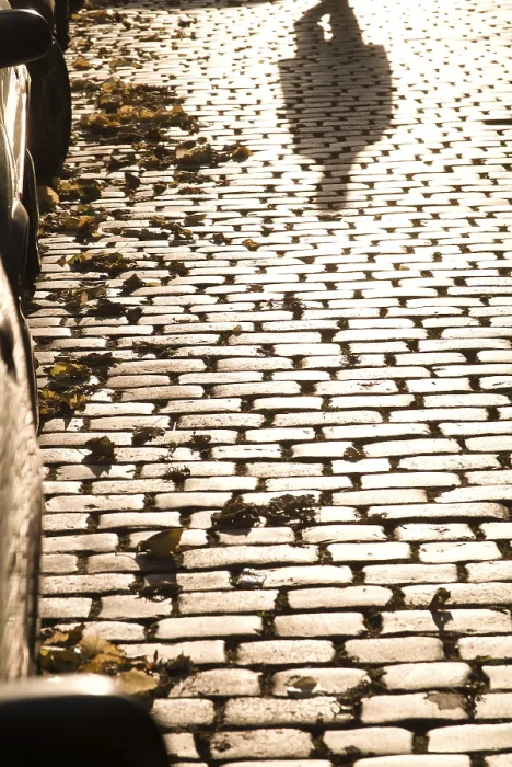 Gerahmter Druck : Fußgänger, Schatten auf Klinkern. Gerahmter Druck : Fußgänger, Schatten auf Klinkern.