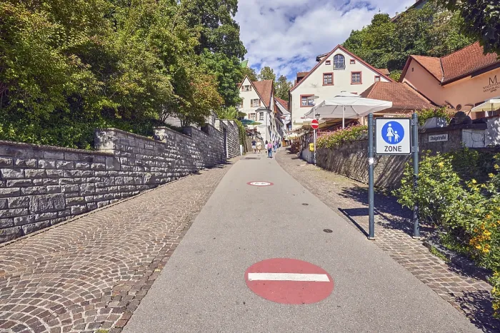 Gerahmter Druck : Fußgängerzone in Meersburg am Bodensee Gerahmter Druck : Fußgängerzone in Meersburg am Bodensee