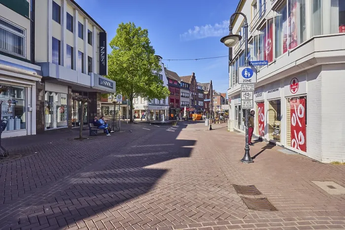 Gerahmter Druck : Fußgängerzone, allgemeine Architektur. Gerahmter Druck : Fußgängerzone, allgemeine Architektur.