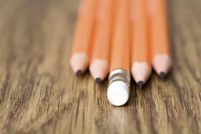 Gerahmter Druck : Bleistifte auf einem Tisch. Gerahmter Druck : Bleistifte auf einem Tisch.